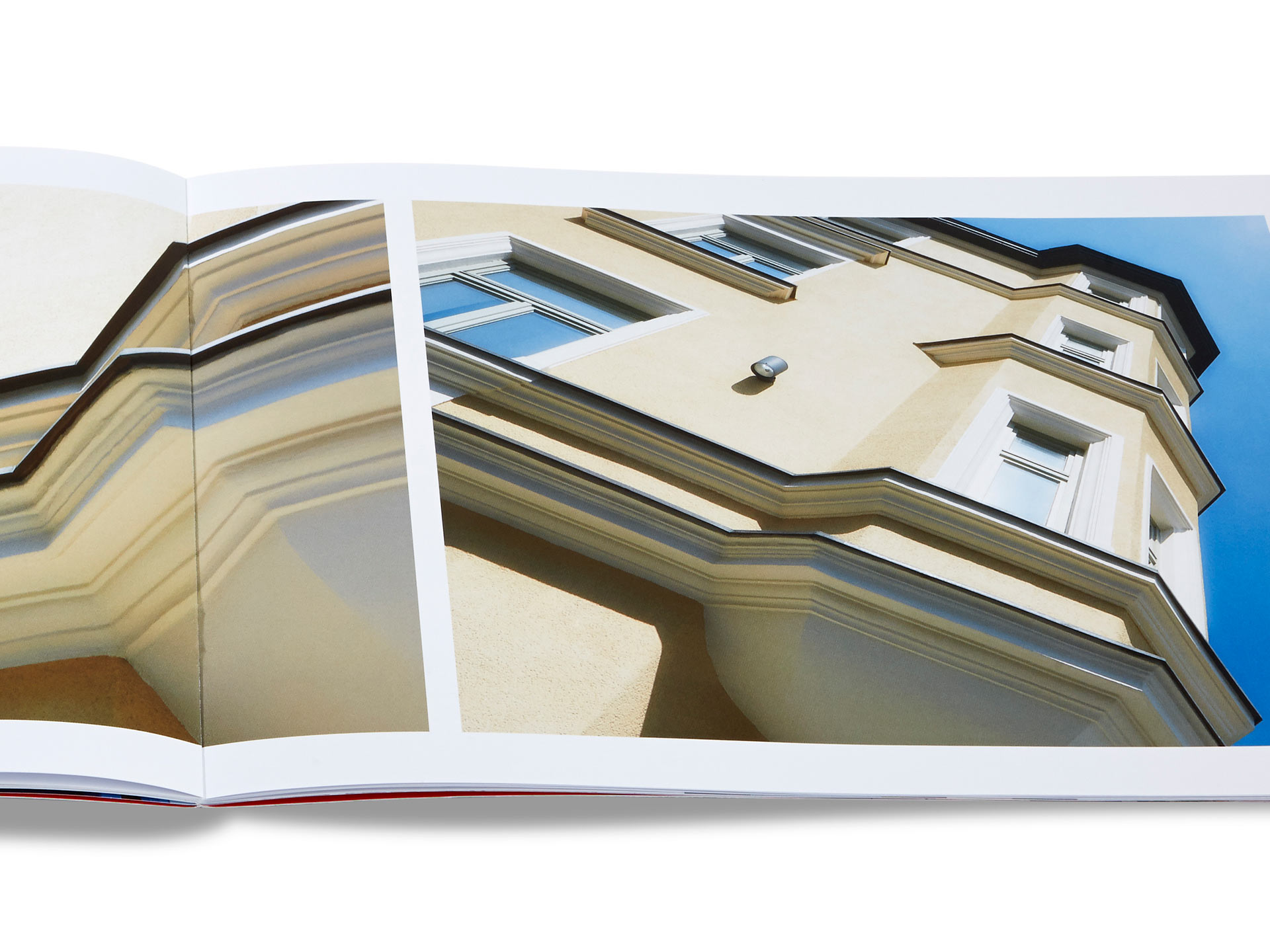 10-altbau-denkmalschutz Rechte Seite der Doppelseite mit weiteren Close-ups des Altbaus, nebeneinander arrangiert als stimmiges Layout in der Broschüre.