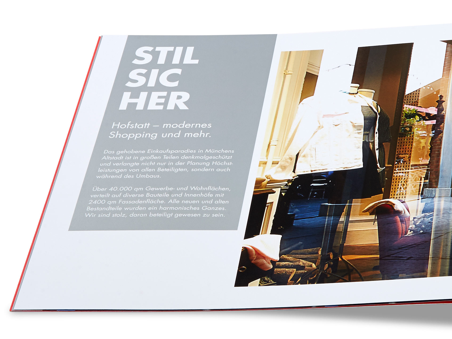 3-hofstatt-stilsicher Broschürenseite mit atmosphärischem Bild der Hofstatt, ergänzt durch prägnanten Text auf Silber.