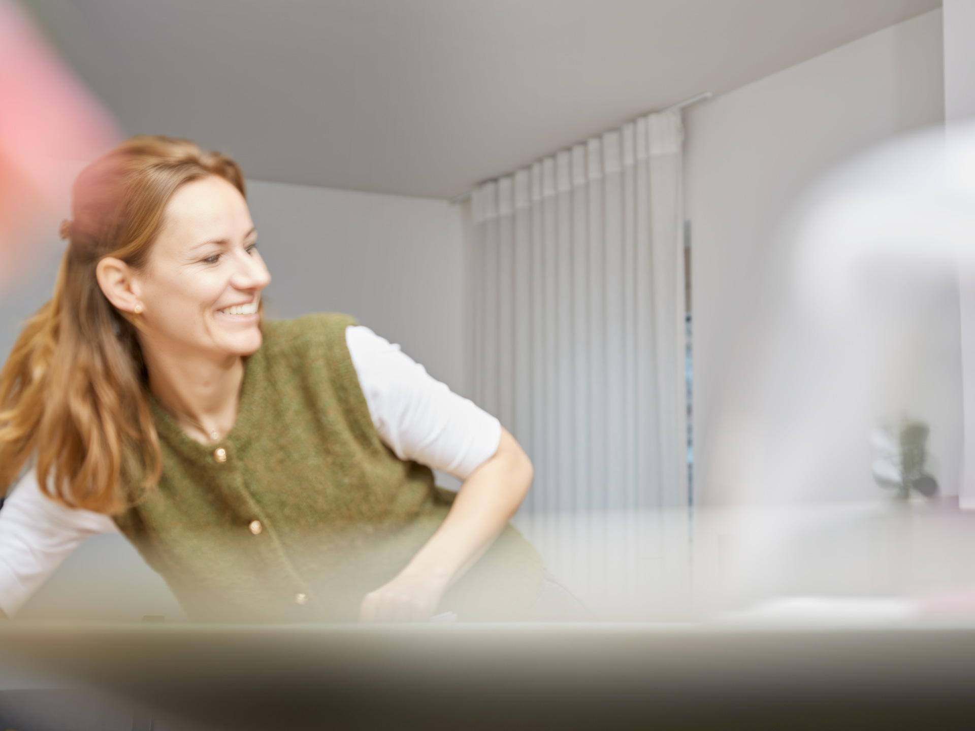 6-workshop-teilnehmerin-bewegung-mood Teilnehmerin nimmt ein weiteres Mood-Bild vom Tisch, um es an der Workshop-Pinwand aufzuhängen