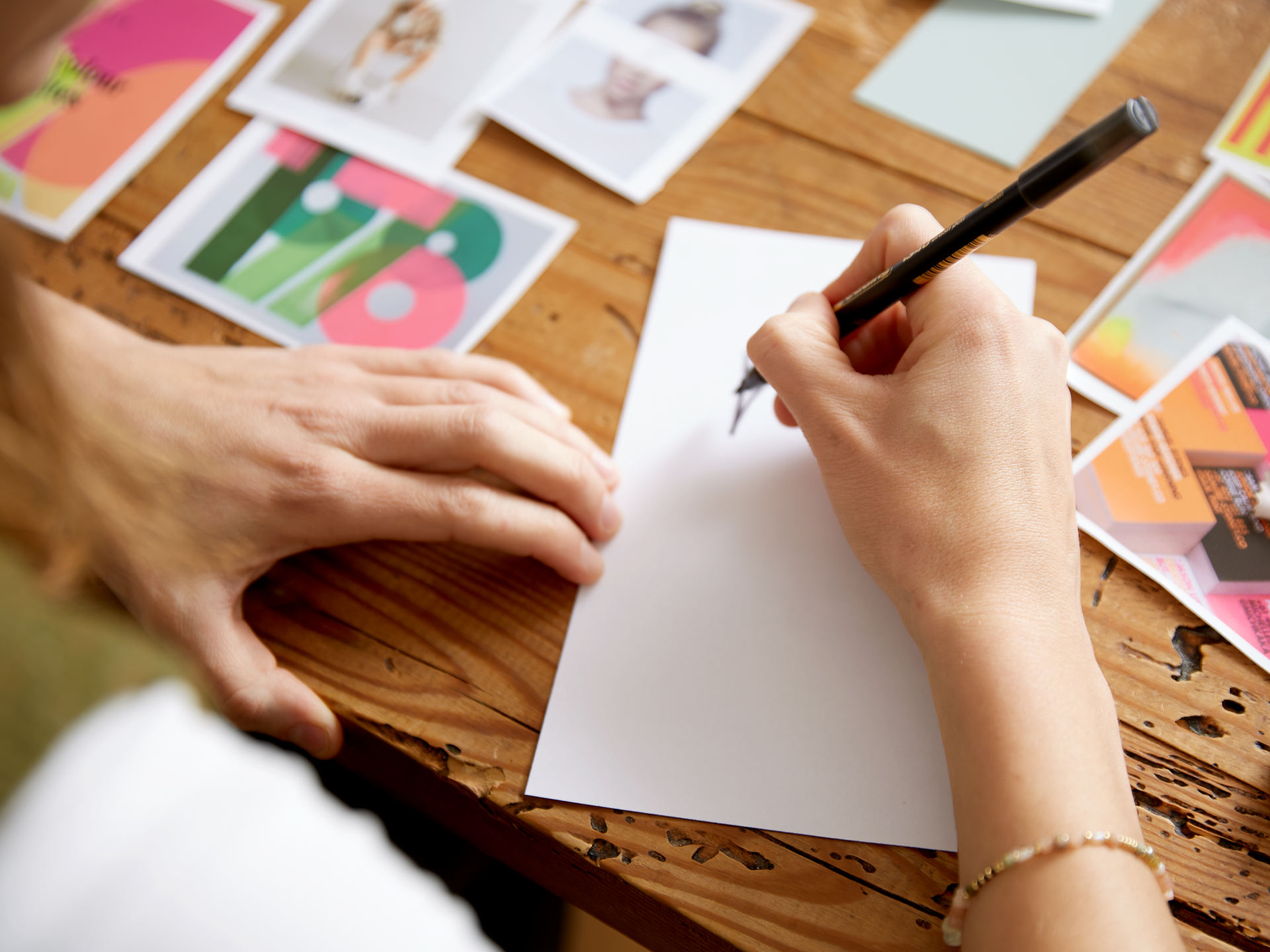 9-workshop-signet-skizzieren Teilnehmerin beginnt, ihr eigenes Signet während des Workshops zu skizzieren