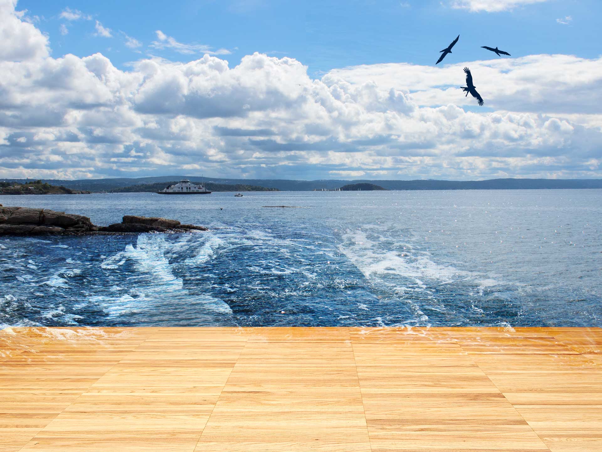hochkantlamellenparkett-meer-sommer Hochkantlamellen-Parkett, das je nach Lichteinfall unterschiedliche Strukturen zeigt, vor einem Meer bei Sommersonne