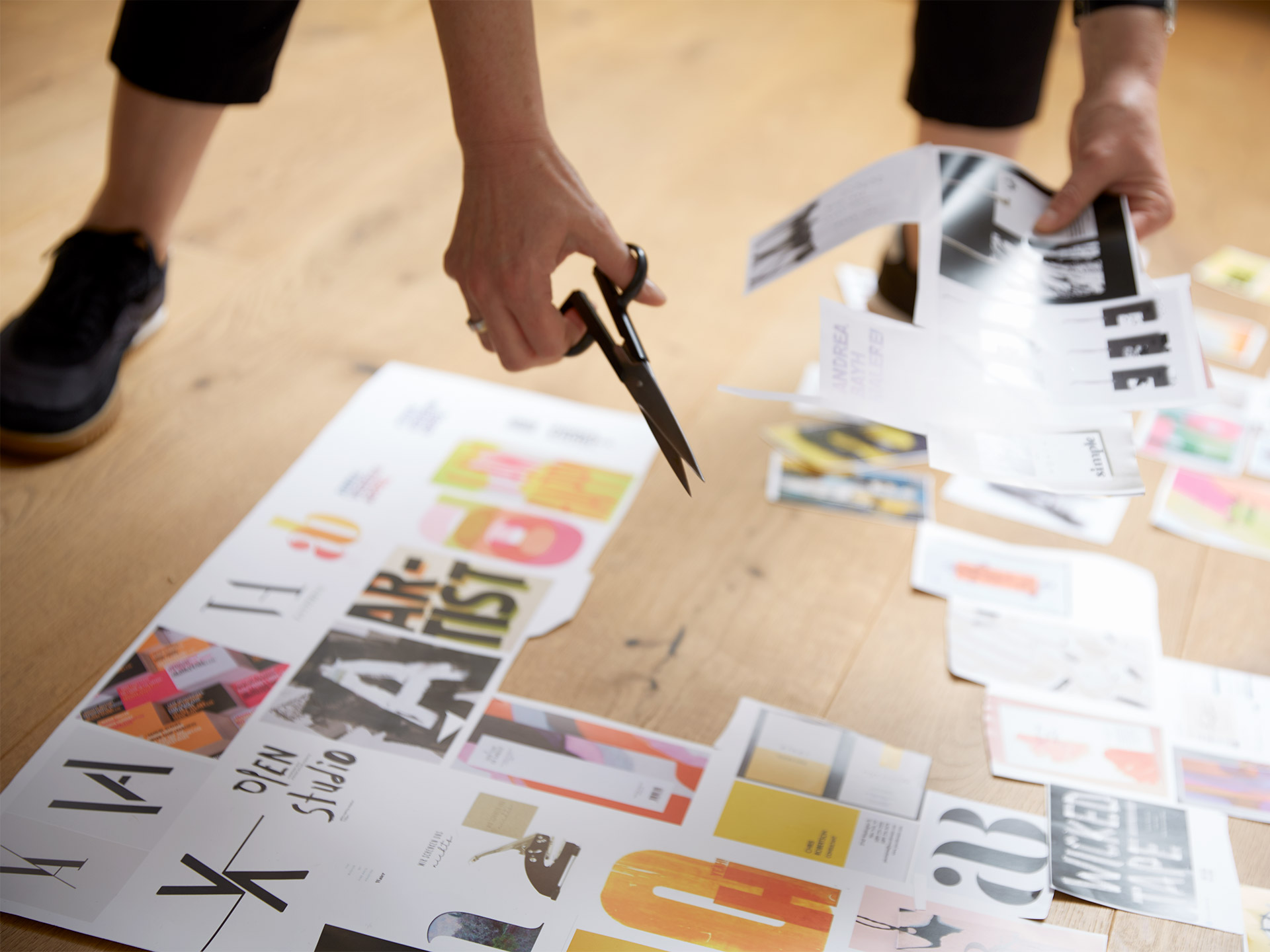 Papierbogen zerschneiden Workshop Workshop-Teilnehmerin schneidet ihre Auswahl aus einem vorbereiteten Papierbogen mit Moods