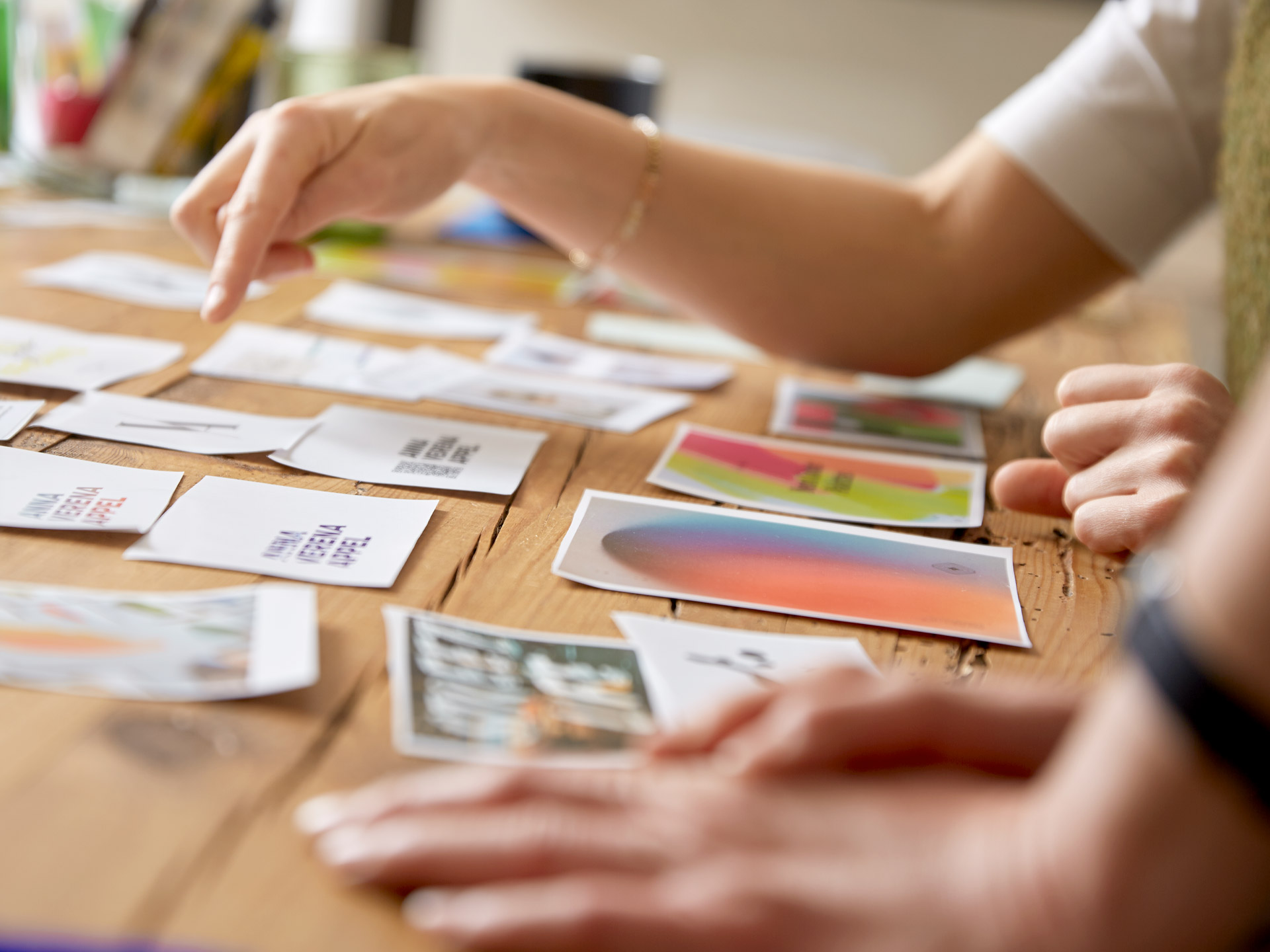 Workshop Auswahl Diskussion zu Ideen Teilnehmerinnen diskutieren im Workshop über eine Auswahl an Materialien und Ideen dazu