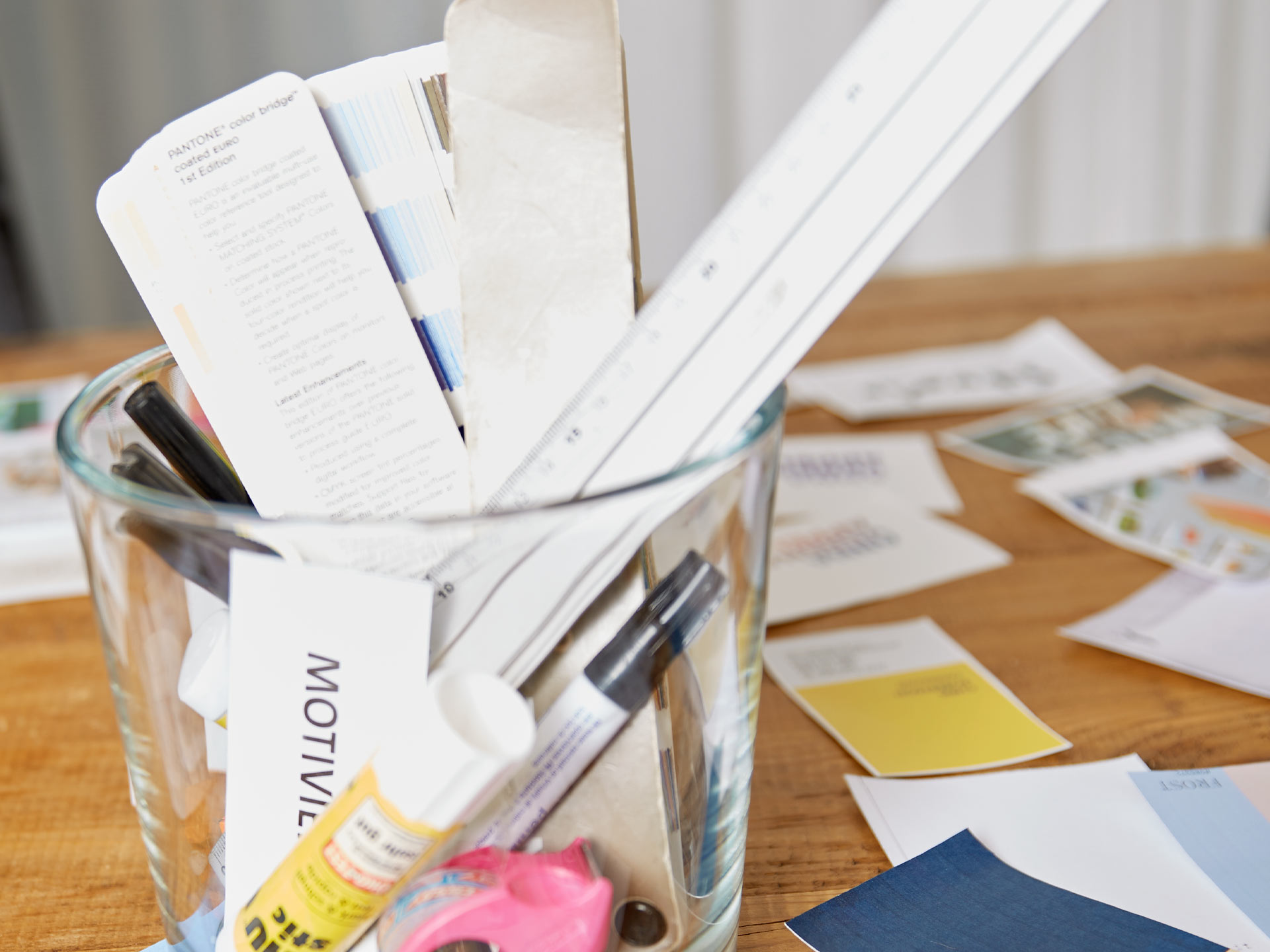 Workshop Detail-Materialien Tisch Glas mit Lineal, Kleber, Stifte und Farbfächer auf dem Tisch während des Workshops