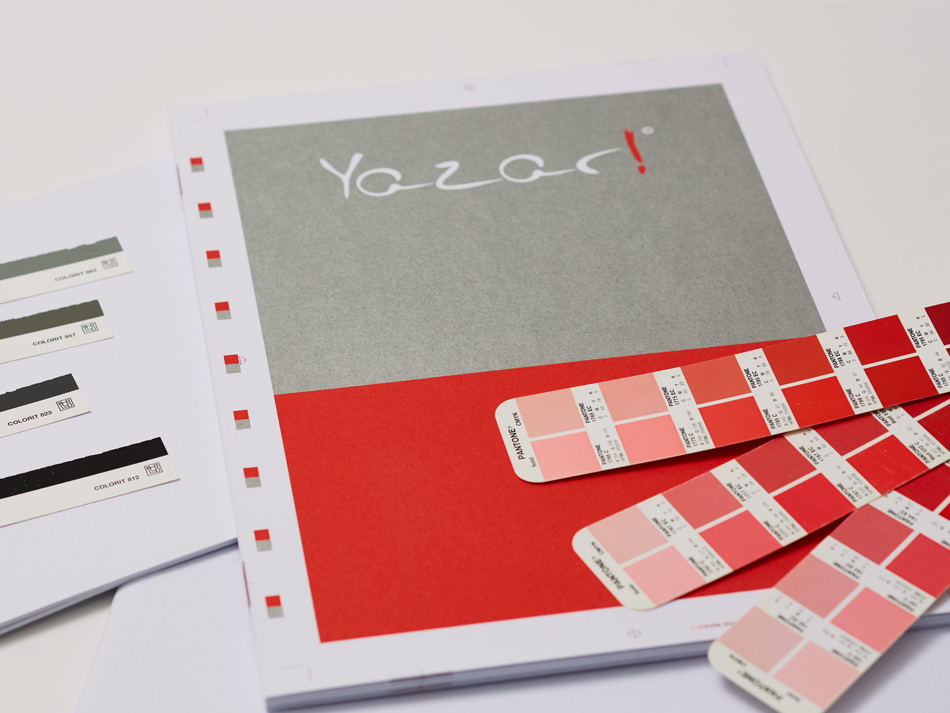 andruck-imagebrochuere-umschlag Andruck des Umschlags einer Imagebroschüre zur Farbprüfung auf dem Material.