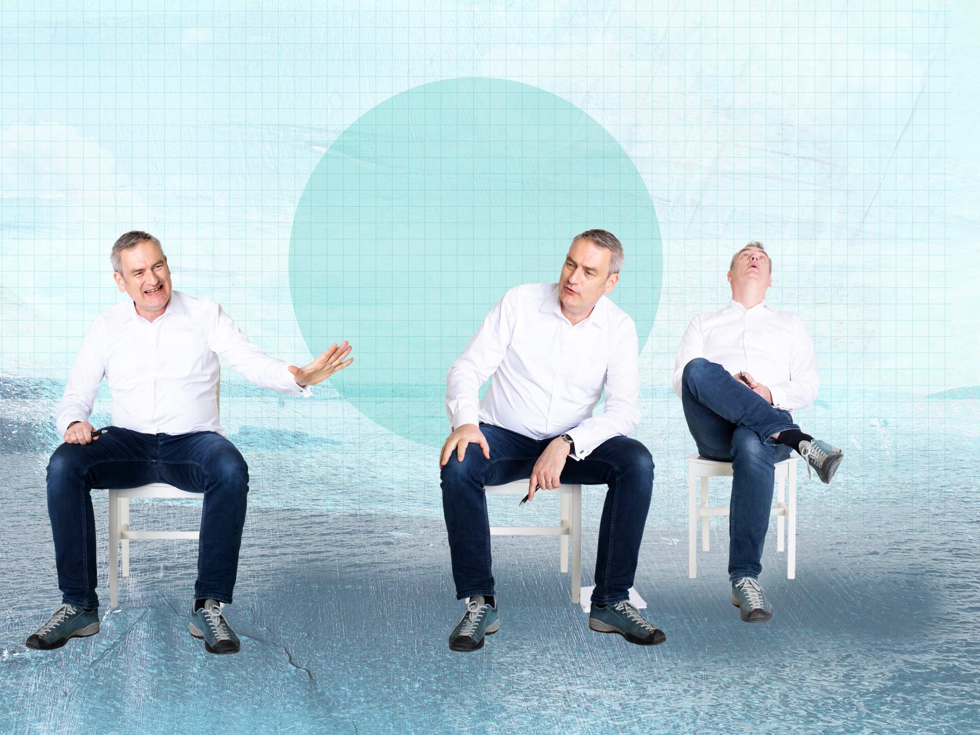 arbeitsmotiv-stuhlkreis-coach-markenauftritt Motiv mit drei Darstellungen des Coaches in einem Stuhlkreis, freigestellt und unverfremdet, typische Situationen aus der Arbeitsebene.