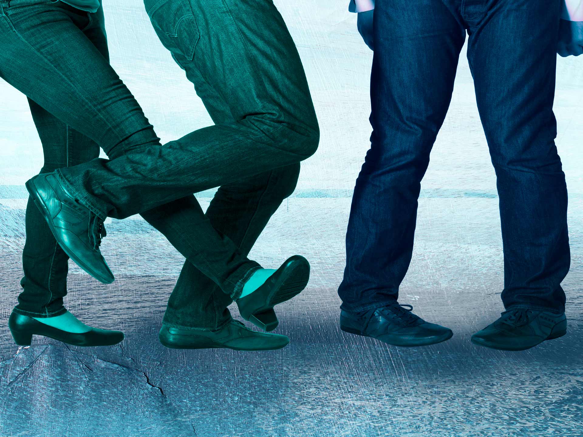 image-motiv-beine-team-coach-markenauftritt Imagemotiv mit drei Paar Beinen vor dem hellen Hintergrund des Markenauftritts eines Coaches, zwei in Interaktion, ein Paar leicht abseits positioniert.