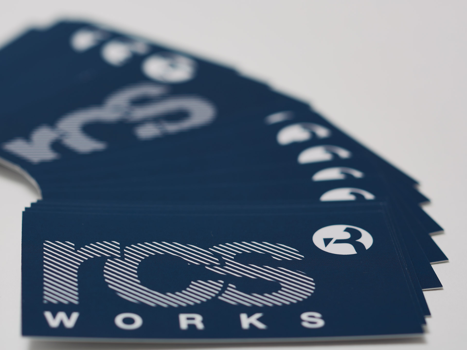visitenkarte-rueckseite Mehrere Visitenkarten mit invers gesetztem Logo in Weiß auf dunkelblauem Hintergrund.