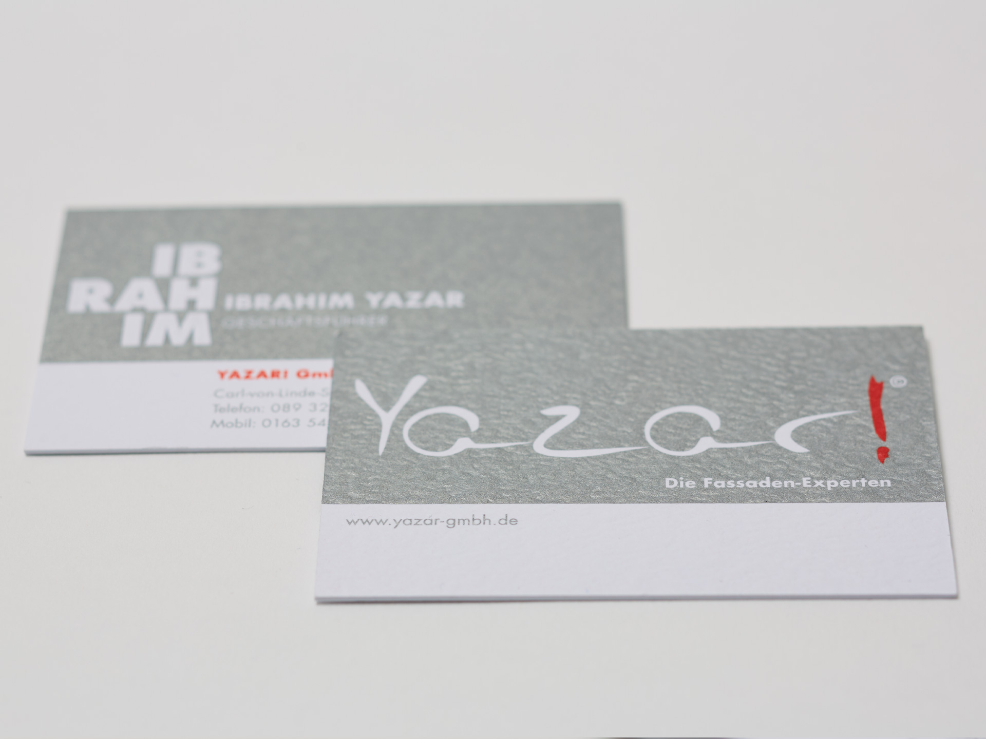 visitenkarte-vorder-und-rueckseite Vorder- und Rückseite einer hochwertigen Visitenkarte, abgestimmt auf eine Imagebroschüre.