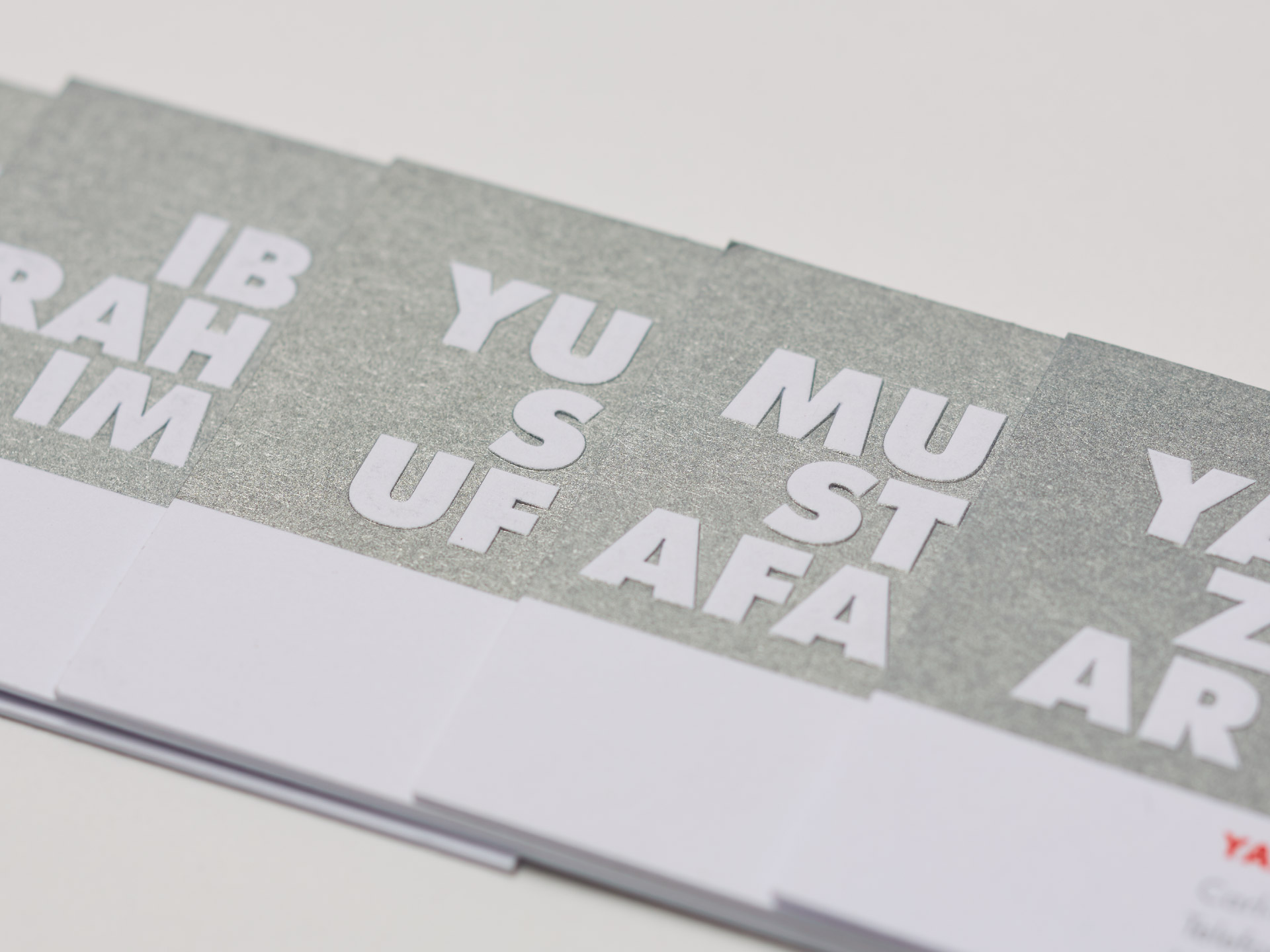 visitenkarten-veredelt Ausschnitt mehrerer Visitenkarten mit unterschiedlichen Namen und Hochprägung.